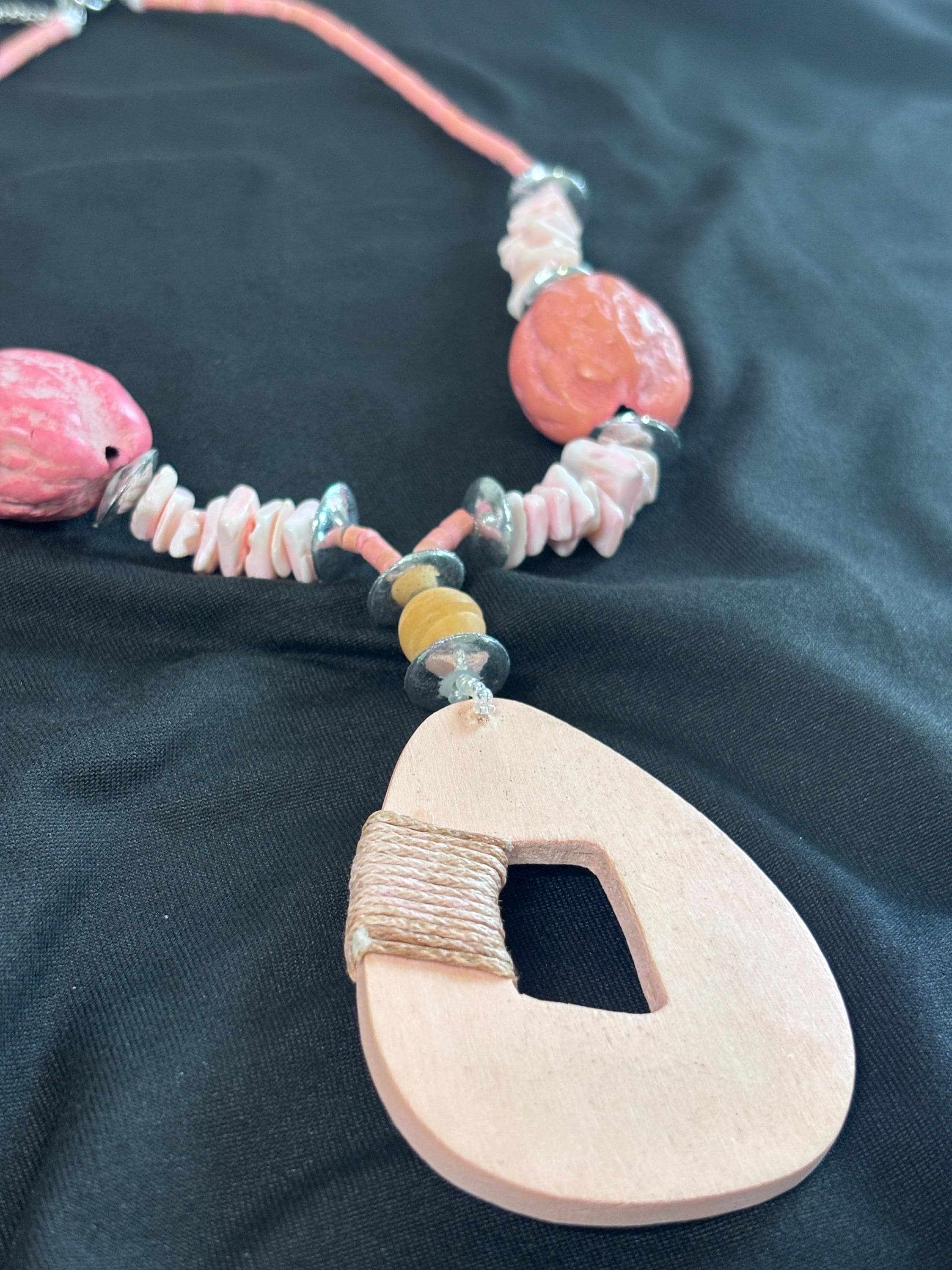 Collana boho rosa con ciondolo in legno | Collana etnica con perline rosa e madreperla | Gioiello estate donna