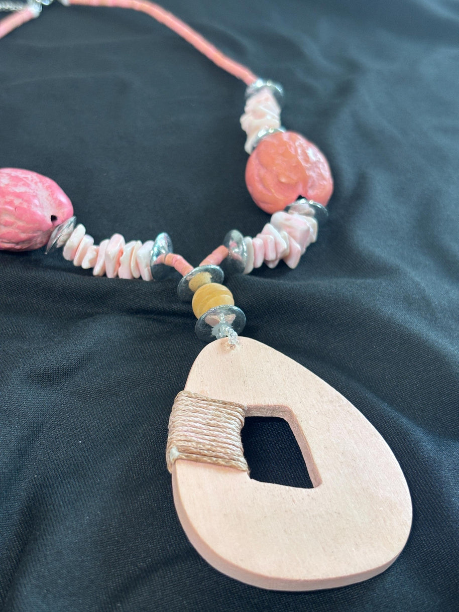 Collana boho rosa con ciondolo in legno | Collana etnica con perline rosa e madreperla | Gioiello estate donna