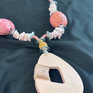 Collana boho rosa con ciondolo in legno | Collana etnica con perline rosa e madreperla | Gioiello estate donna