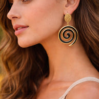 Orecchini spirale oro e nero in acciaio | Orecchini lunghi spirale | Spiral earrings gold black | Orecchini moderni donna