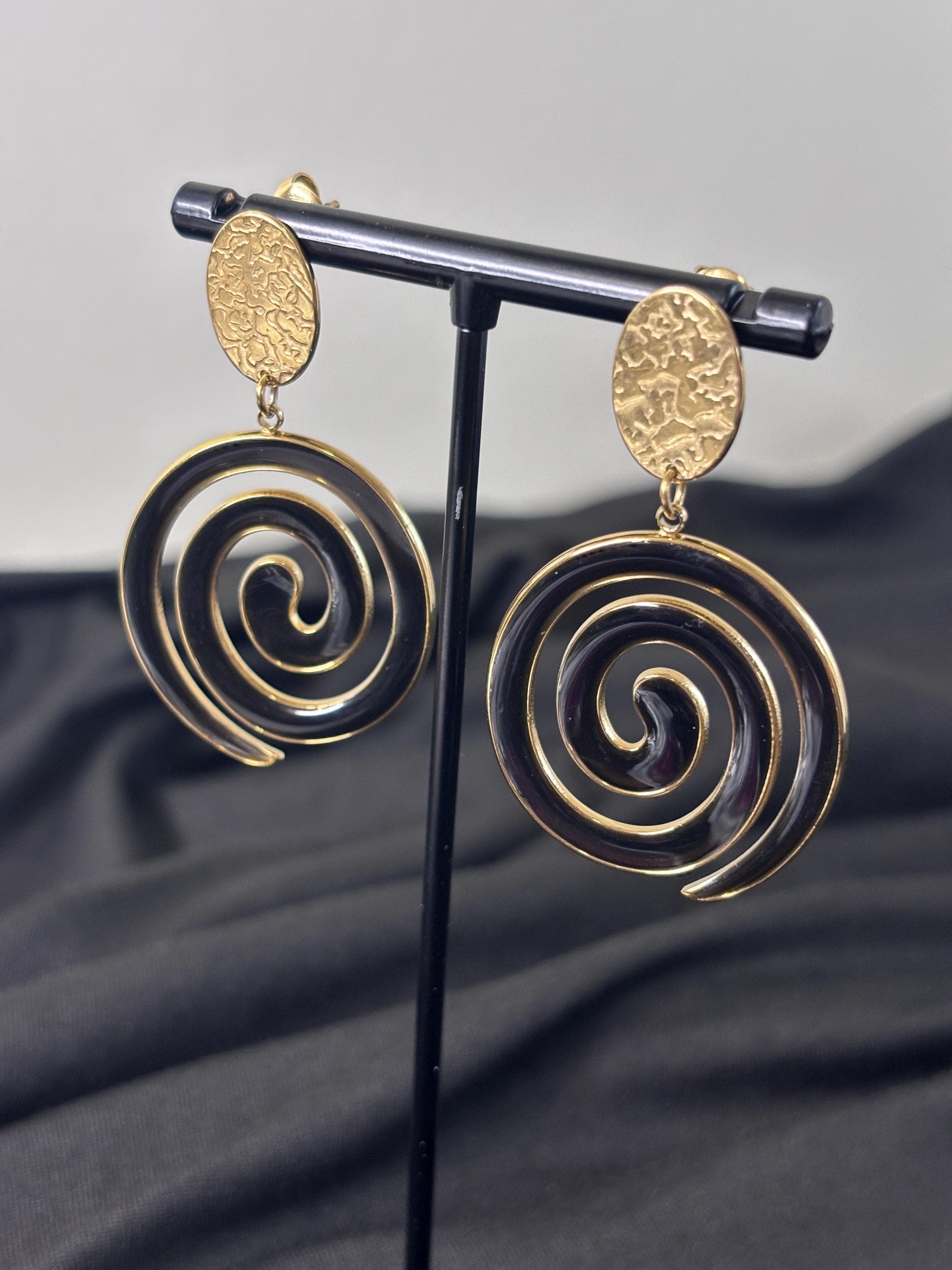 Orecchini spirale oro e nero in acciaio | Orecchini lunghi spirale | Spiral earrings gold black | Orecchini moderni donna