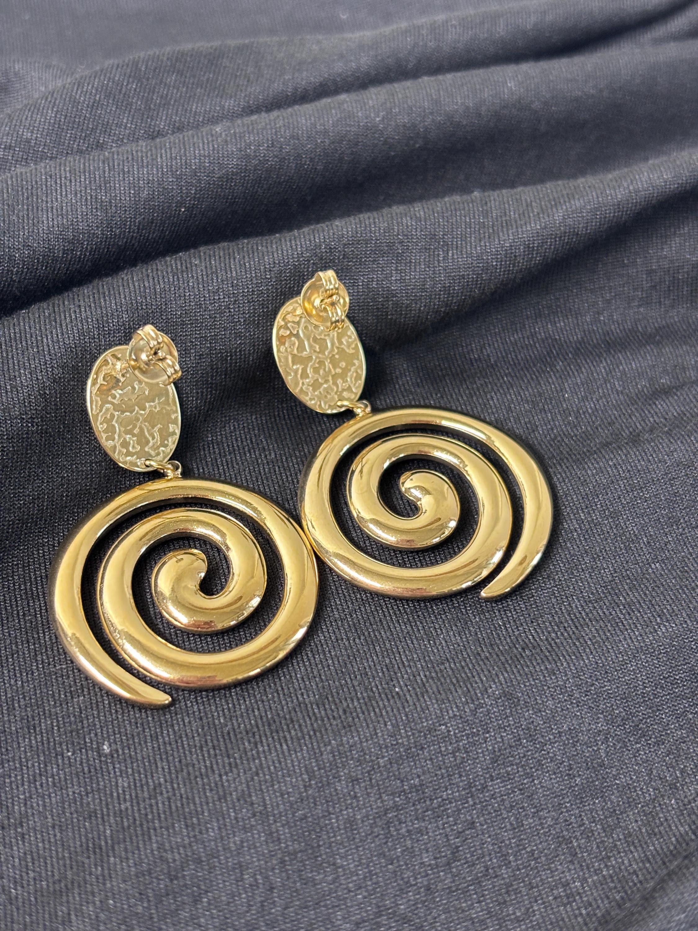 Orecchini spirale oro e nero in acciaio | Orecchini lunghi spirale | Spiral earrings gold black | Orecchini moderni donna